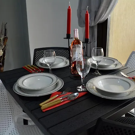 Apartamento Queens Gardens - Kato - Next To Kings Ave Mall --- By Yiota *