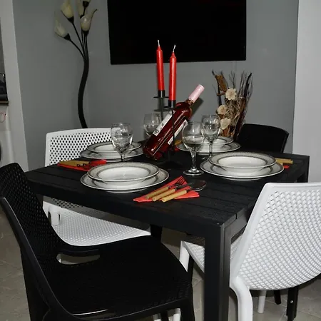 Queens Gardens - Kato - Next To Kings Ave Mall --- By Yiota Apartamento