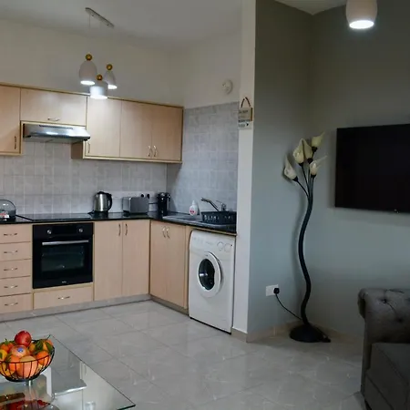 Queens Gardens - Kato - Next To Kings Ave Mall --- By Yiota Апартаменты *
